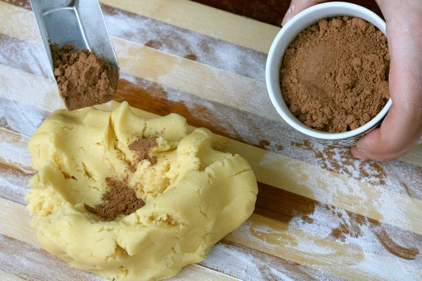 Ruwe deeg met cacao op snijplank — Stockfoto