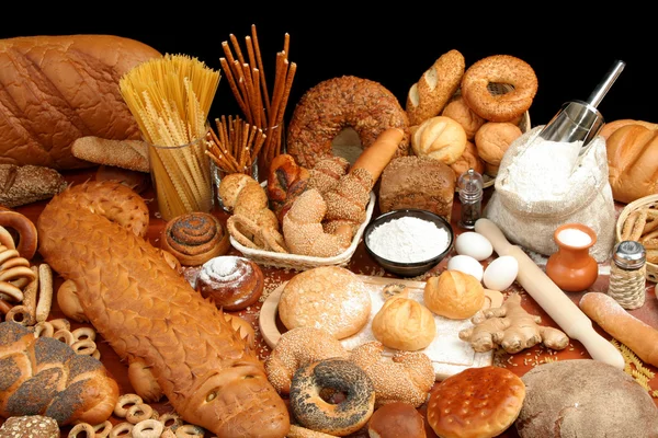 Ассорти хлеба и ингредиентов — стоковое фото