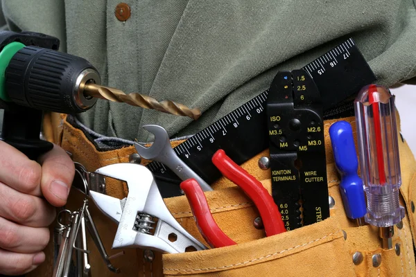 matkap ve alet kemeri olan adam