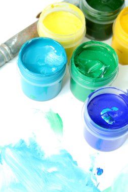 kavanoz ile çok renkli guaş