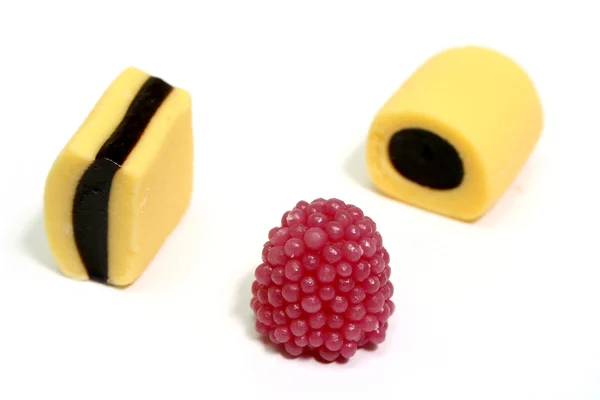 Tre frukt godis i form av drevkarlarna av olika färg 3 — Stockfoto