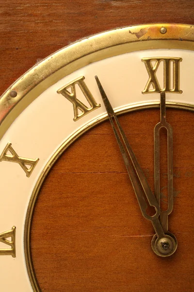 Fragmento de una esfera con flechas de relojes antiguos — Foto de Stock