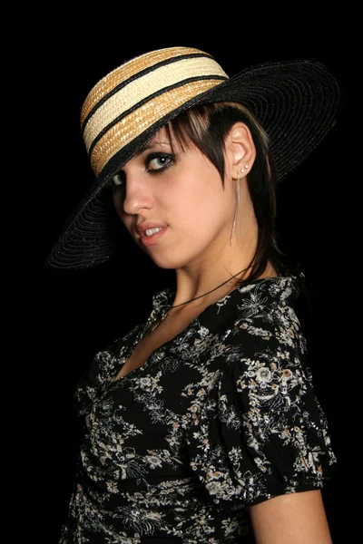 Het jonge meisje in een stro hoed — Stockfoto