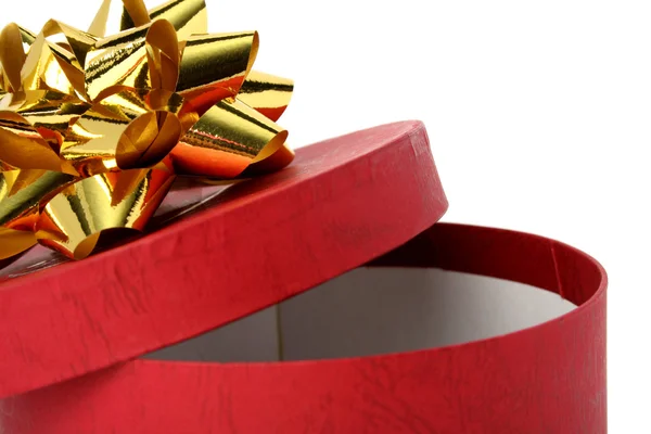 Подарочная коробка красного цвета с золотым луком — стоковое фото