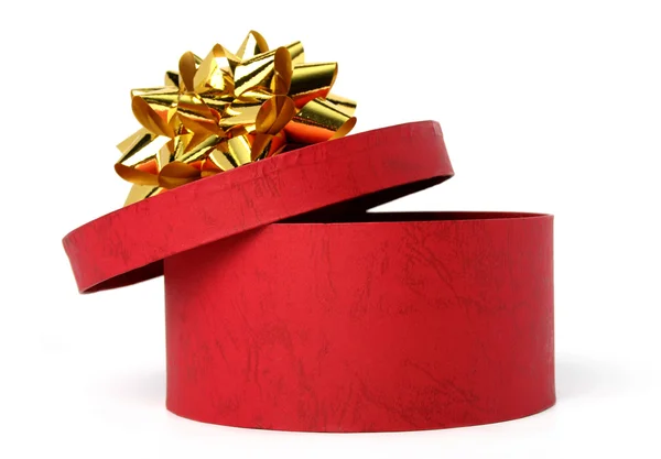 Geschenkbox mit roter Farbe und goldener Schleife — Stockfoto