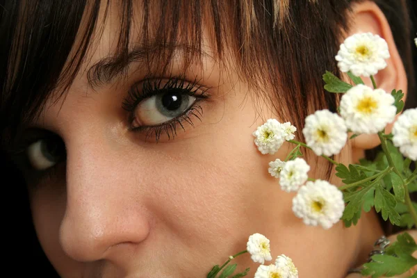 Het mooie meisje met bloemen — Stockfoto