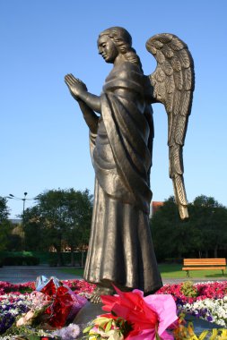 dua eden bir meleğin bronz heykel