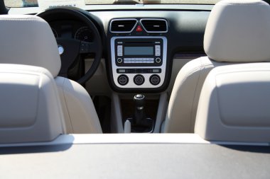 Dümen, ölçer paneli ve koltuk bir Cabriolet