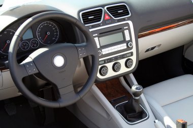 Dümen ve ölçer paneli bir Cabriolet
