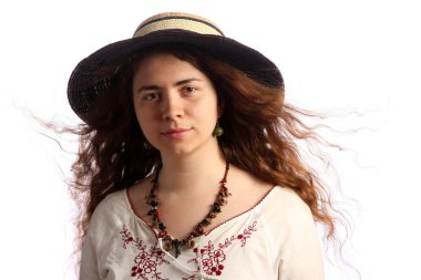 genç esmer kız ve hasır şapka