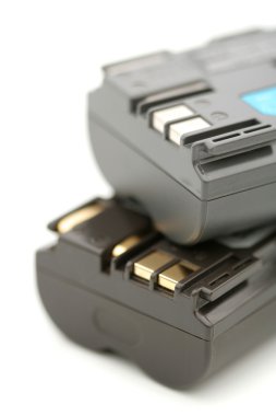 iki şarj edilebilir pil