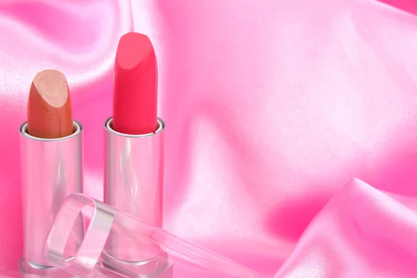 Rossetto su raso rosa — Foto Stock