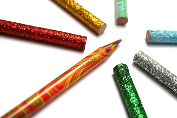 Le crayon multicolore est entouré de crayons brillants — Photo