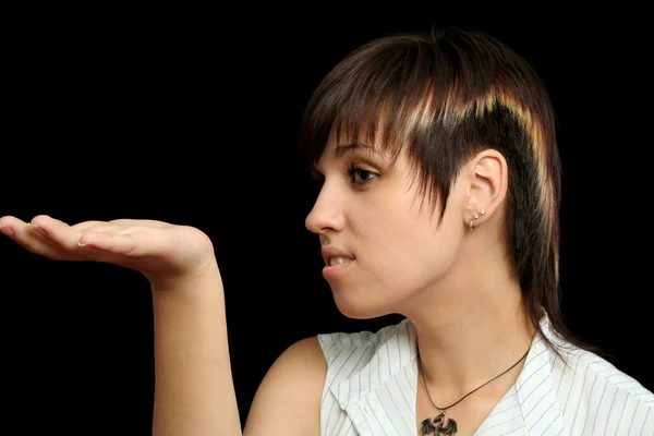 La ragazza guarda qualcosa in una mano — Foto Stock