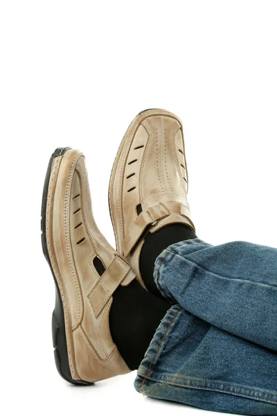 Pé humano com sapatos de couro marrom e jeans — Fotografia de Stock