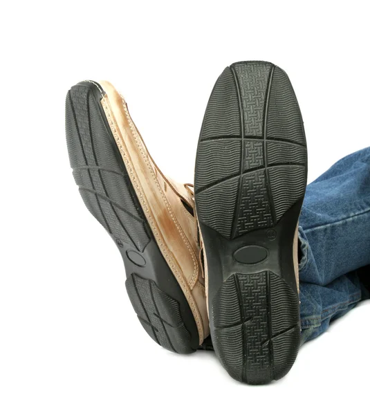 Menselijke voet met bruin lederen schoenen en jeans — Stockfoto