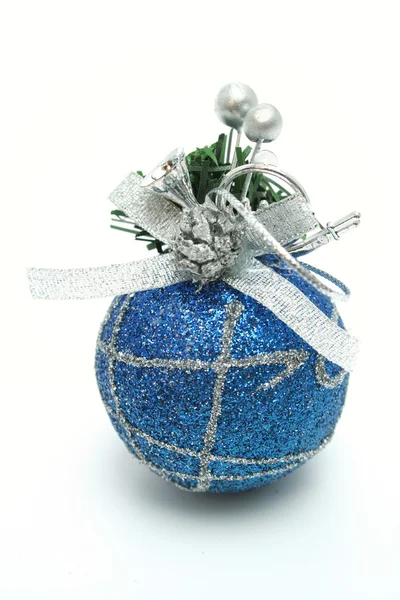 Рождественская сфера темно-синего цвета с узором — стоковое фото