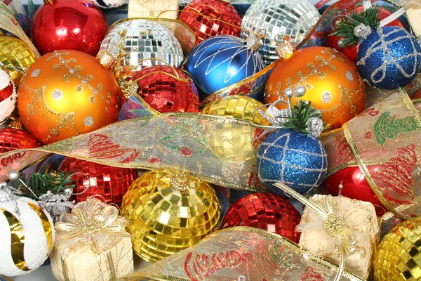 Adornos de Año Nuevo de diferentes colores y cintas de regalo 1 —  Fotos de Stock