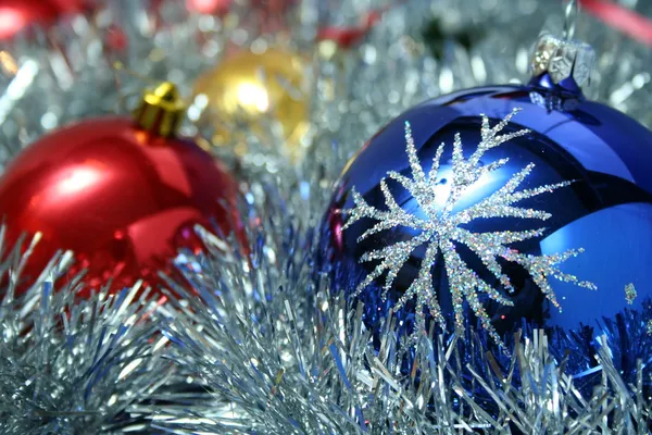 Drie Kerstmis Glazen bollen en een klatergoud — Stockfoto