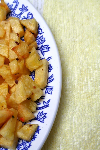 Assiette avec tranches d'une pomme de terre frite à l'huile végétale — Photo