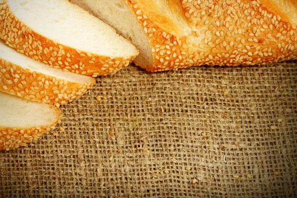 Свежий хлеб с кунжутом — стоковое фото