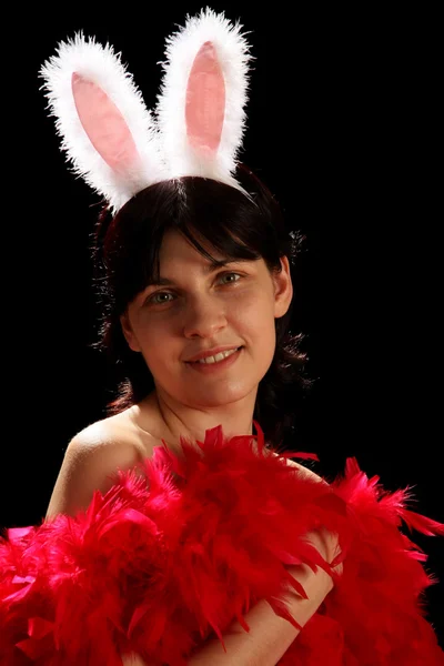 재미 있는 젊은 여자 토끼 귀, 붉은 깃털 — 스톡 사진