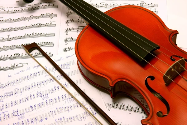Violin with bow on music book — Stock Photo, Image