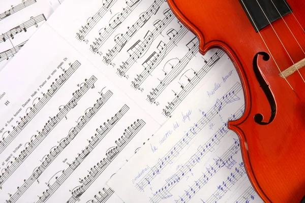 Скрипка на музичній книзі — стокове фото