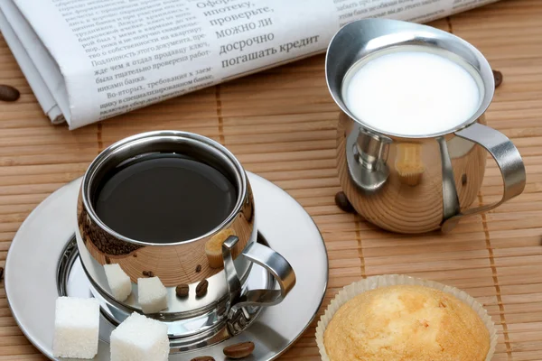 Taza de café negro con magdalena y leche — Foto de Stock