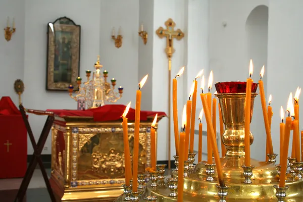 Внутренняя мебель и свечи православного храма 5 — стоковое фото