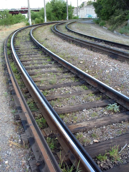 Skenorna i en spårvagn sätt och gamla korsa slipsen — Stockfoto