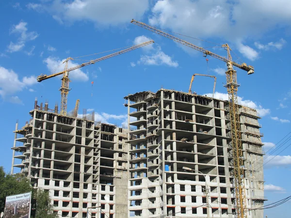 bir inşaat sitesinde iki sarı kule vinç