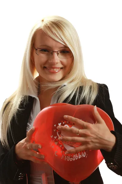 Uma jovem mulher atraente com balão vermelho — Fotografia de Stock