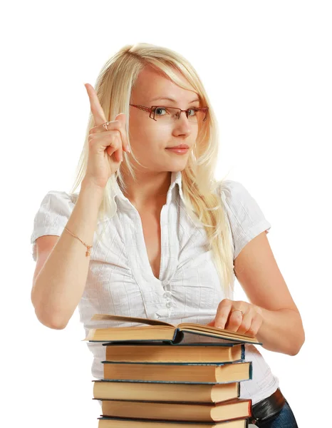 Mujer joven escogiendo varios libros para la lectura del placer —  Fotos de Stock