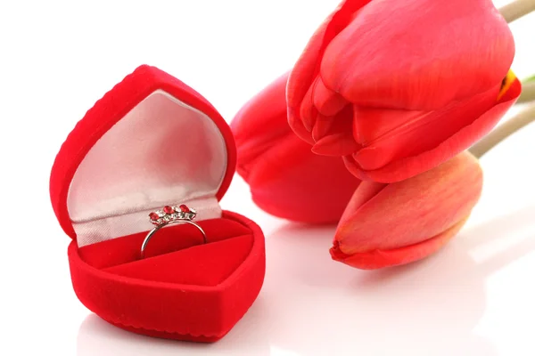 Rode tulpen en sieraden doos met ring — Stockfoto