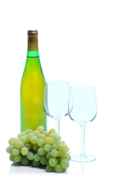 Green grape cluster and wine — Stock Photo, Image