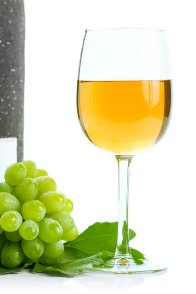 Racimo de uva verde y vino —  Fotos de Stock