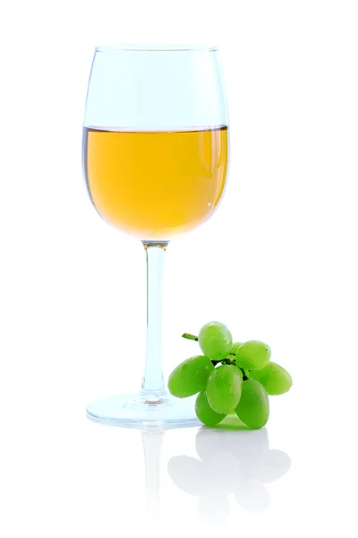 Green grape cluster and wine — Stock Photo, Image