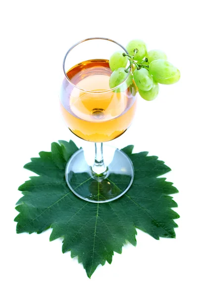 Racimo de uva verde y vino —  Fotos de Stock