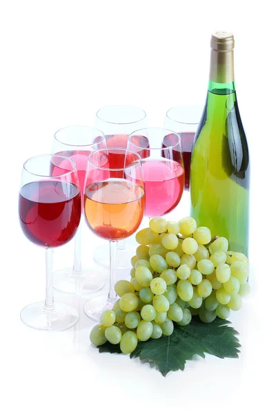 Green grape cluster and wine — Stock Photo, Image