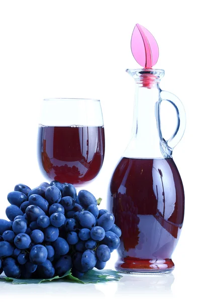 蓝色葡萄群集和红酒 — 图库照片