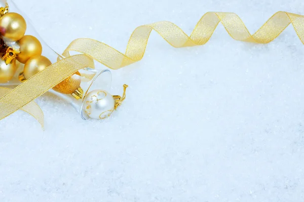 雪のクリスマス飾り — ストック写真