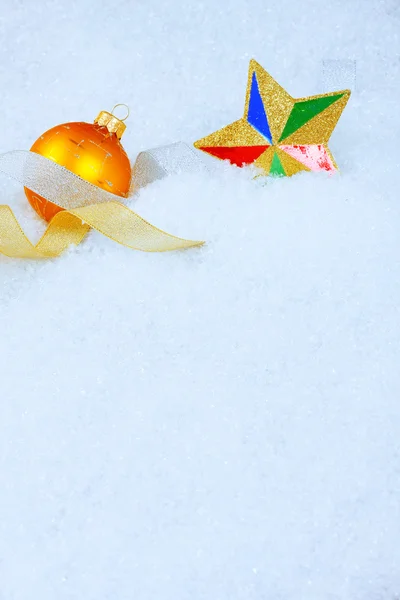 Los adornos navideños sobre la nieve —  Fotos de Stock