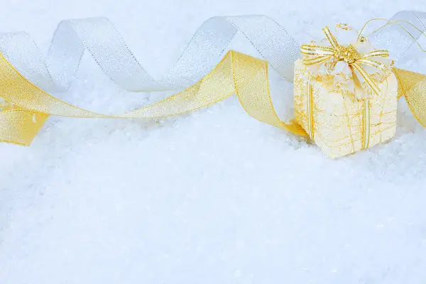 Los adornos navideños sobre la nieve —  Fotos de Stock