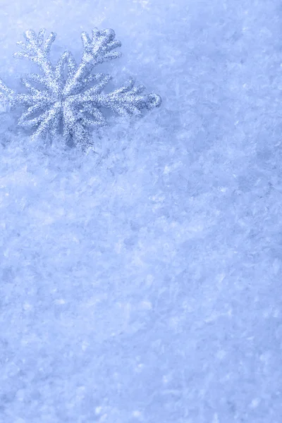 Vánoční ozdoba na sněhu — Stock fotografie