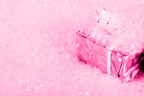 Presente de Natal em uma neve — Fotografia de Stock