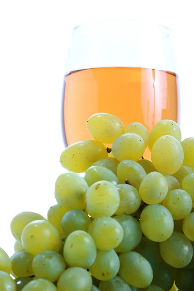 Aglomerado de uvas verdes e vinho Fotografia De Stock