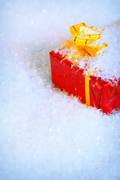 Presente de Natal em uma neve Fotos De Bancos De Imagens Sem Royalties