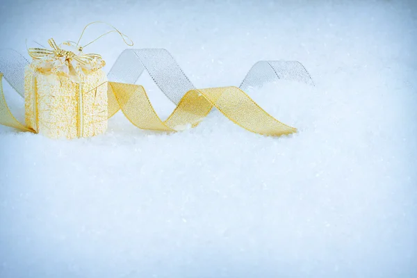 Vánoční ozdoby na sněhu — Stock fotografie