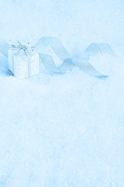 Ornamentos de Natal em uma neve — Fotografia de Stock